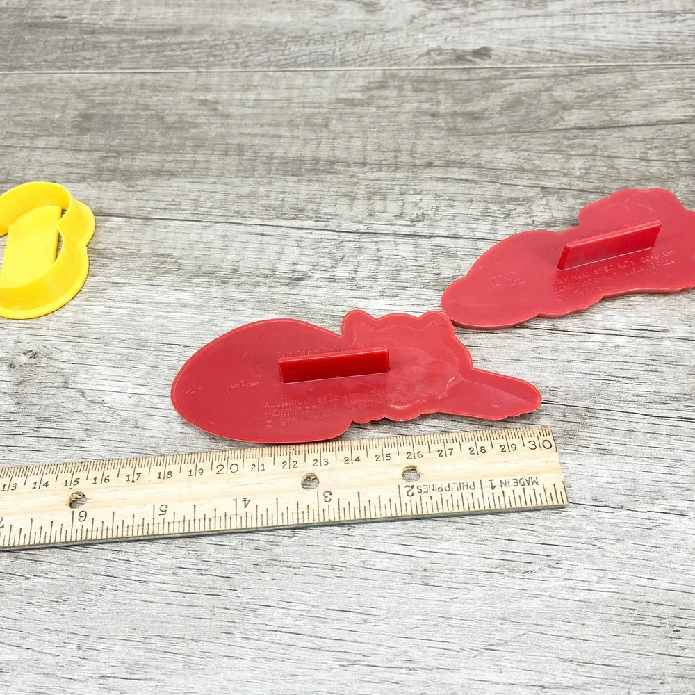 Vintage Cat and Dog Cookie Cutters, Chilton Baking Accessories